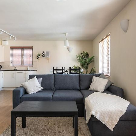 Spacious 2Br Flat - 2 Free Parking Spaces - Near Lgw Airport Crawley  Bagian luar foto