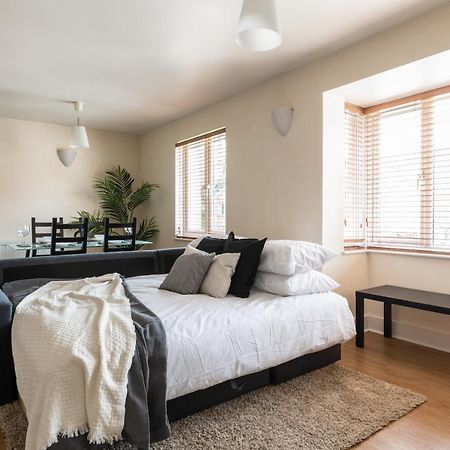 Spacious 2Br Flat - 2 Free Parking Spaces - Near Lgw Airport Crawley  Bagian luar foto