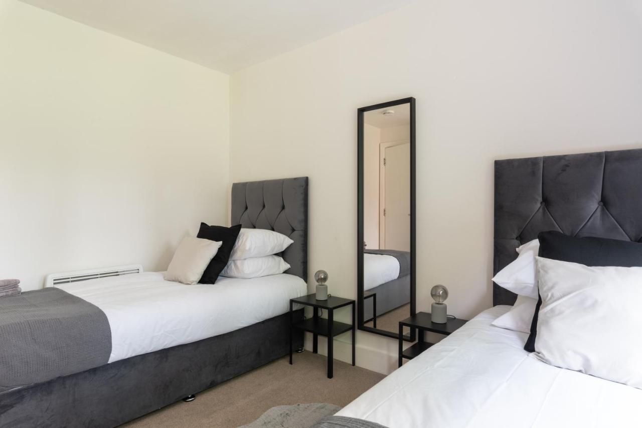 Spacious 2Br Flat - 2 Free Parking Spaces - Near Lgw Airport Crawley  Bagian luar foto
