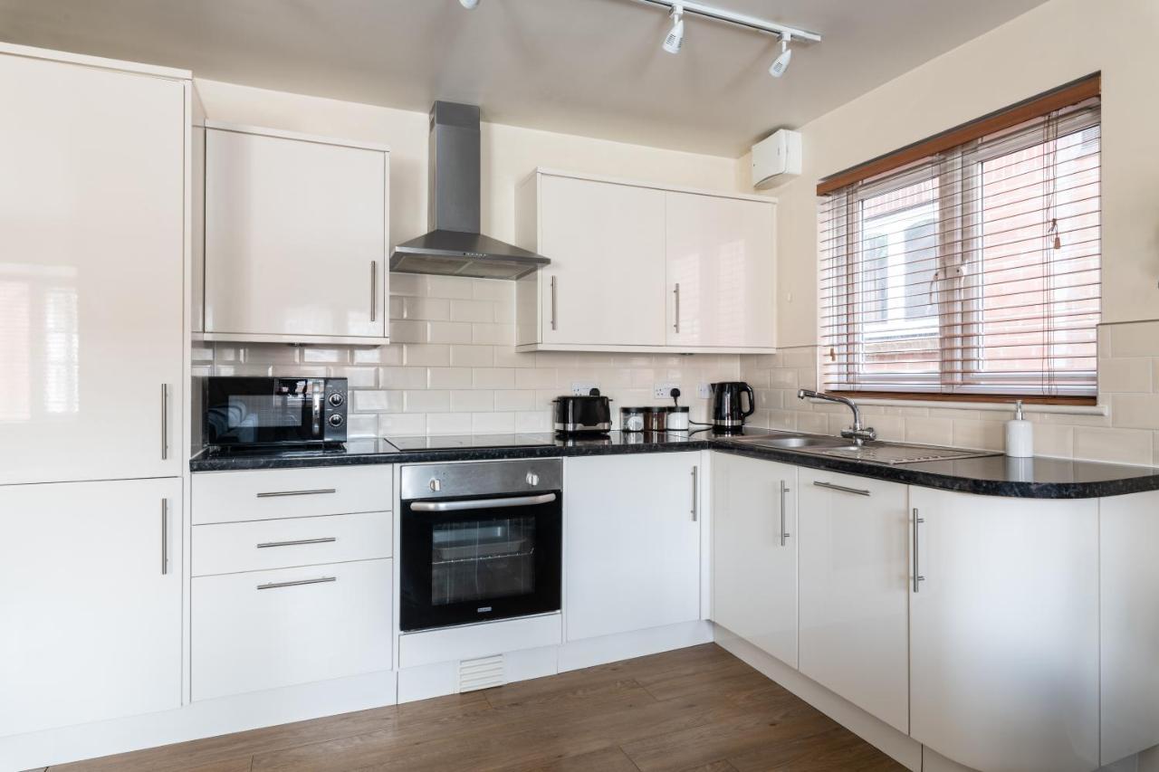 Spacious 2Br Flat - 2 Free Parking Spaces - Near Lgw Airport Crawley  Bagian luar foto