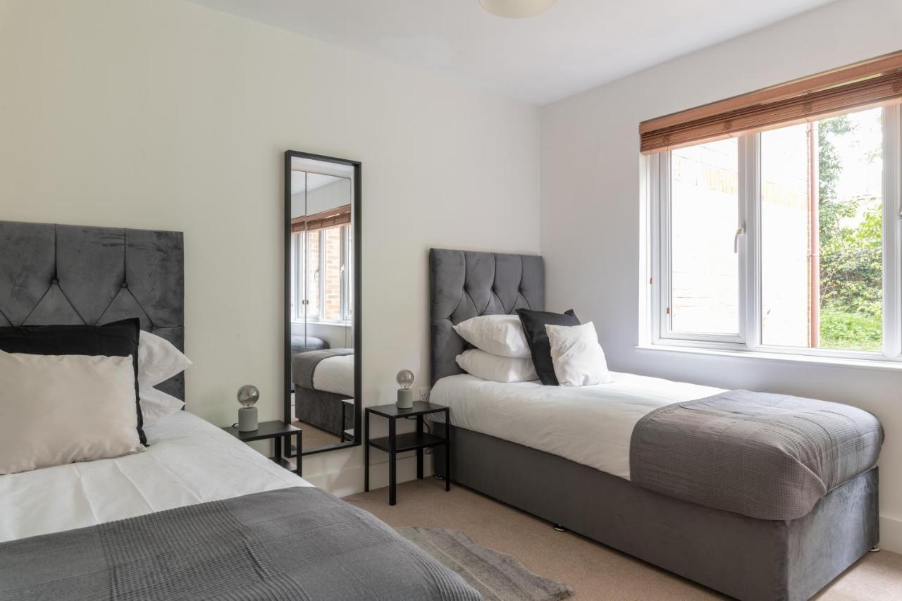 Spacious 2Br Flat - 2 Free Parking Spaces - Near Lgw Airport Crawley  Bagian luar foto