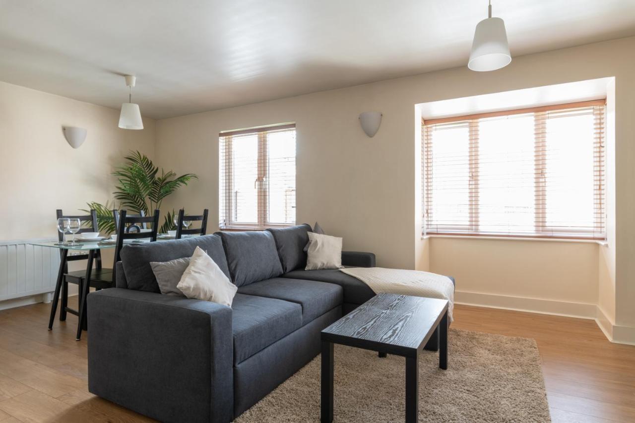 Spacious 2Br Flat - 2 Free Parking Spaces - Near Lgw Airport Crawley  Bagian luar foto