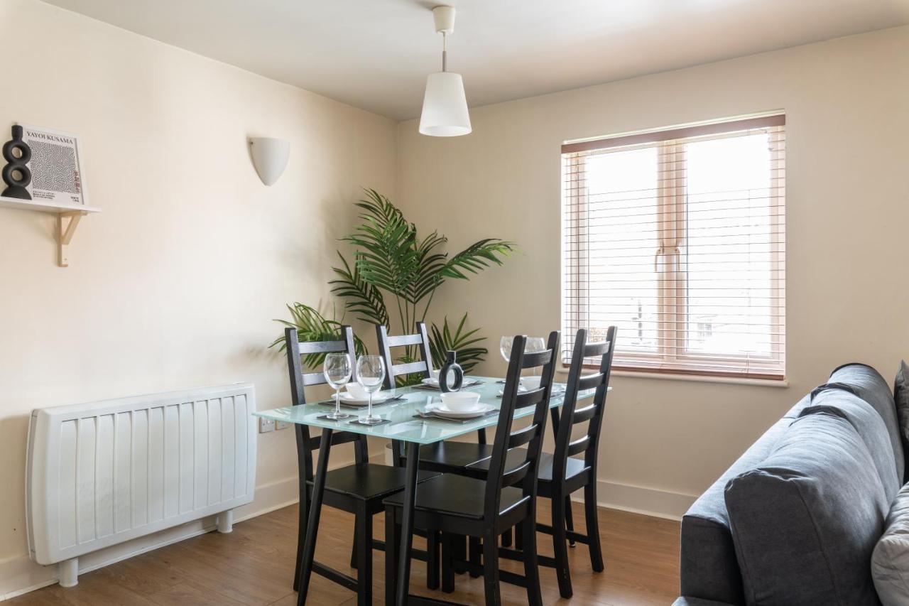 Spacious 2Br Flat - 2 Free Parking Spaces - Near Lgw Airport Crawley  Bagian luar foto
