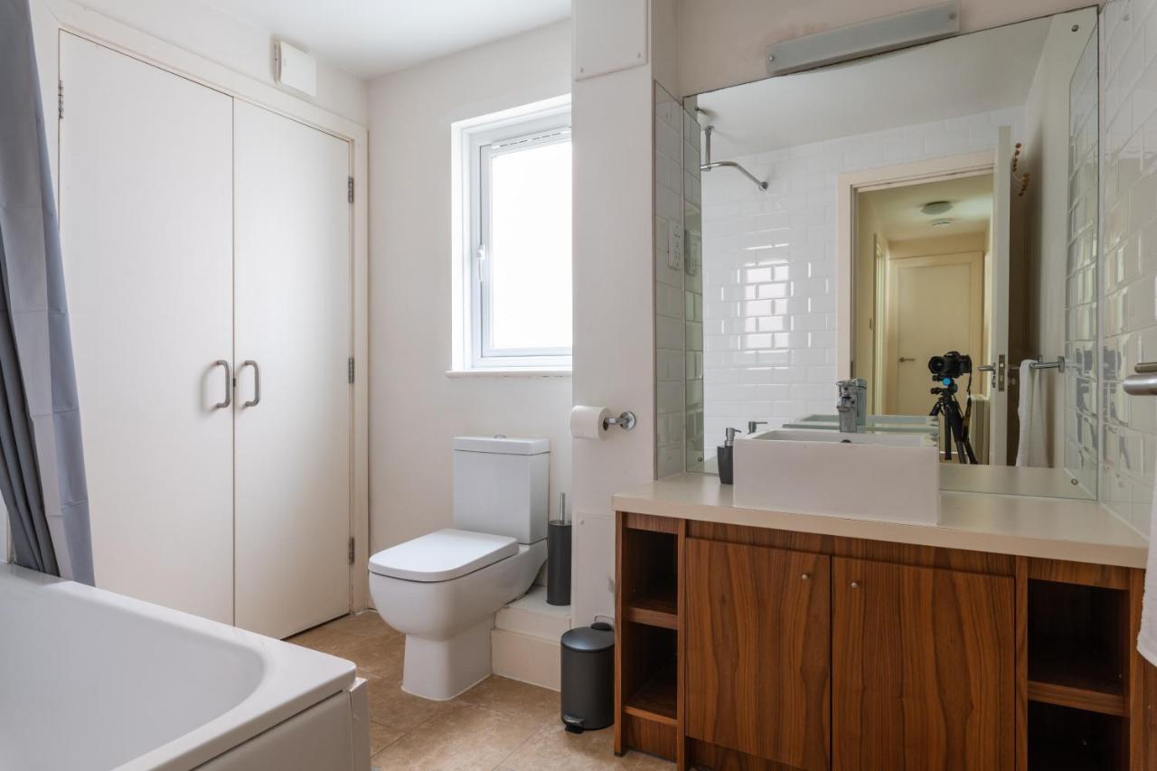 Spacious 2Br Flat - 2 Free Parking Spaces - Near Lgw Airport Crawley  Bagian luar foto