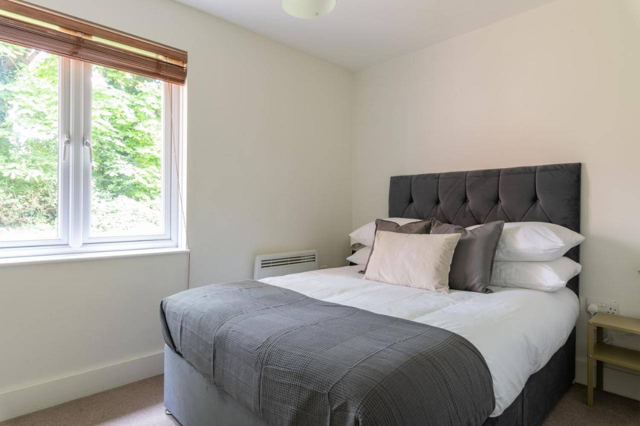 Spacious 2Br Flat - 2 Free Parking Spaces - Near Lgw Airport Crawley  Bagian luar foto