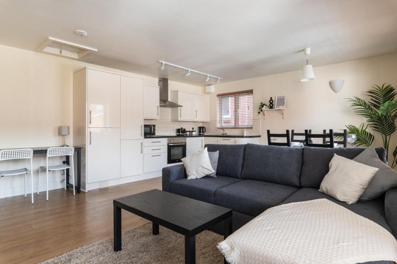 Spacious 2Br Flat - 2 Free Parking Spaces - Near Lgw Airport Crawley  Bagian luar foto